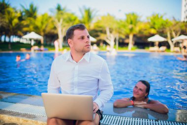 kadın bir havuzu arka planda bir freelancer adamın işten rahatsız edici