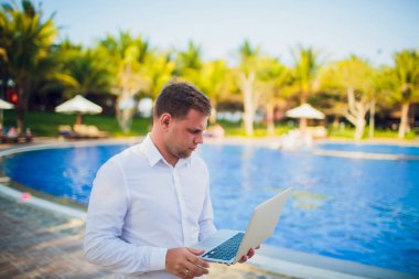 Yüzme havuzundan laptop çalışma