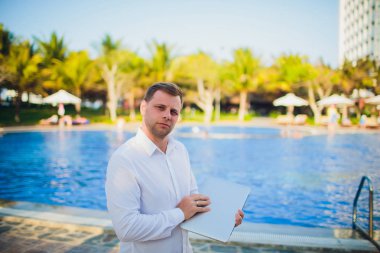 Yüzme havuzundan laptop çalışma