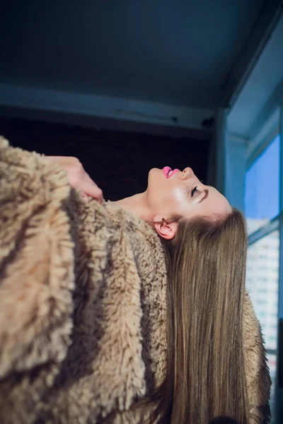 Portrait pretty young girl on bed in modern apartment in morning — Stock Photo, Image