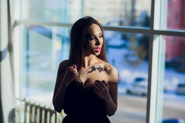 Retrato de mujer hermosa luz trasera — Foto de Stock