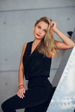 Genç ve güzel oyuncu metal duvar arka plan üzerinde