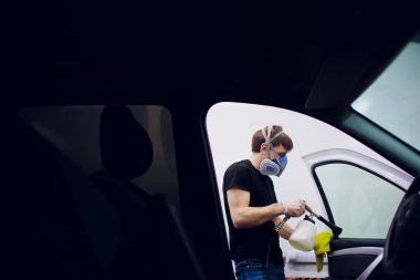 Yakışıklı adam araba sıcak buhar erkek arka ışık ile Temizleme