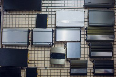 Araba ses amplifikatör. Araç ses için yükselteçler dükkanı vitrinler