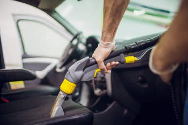 Araba iç tekstil koltukları. Kimyasal temizlik ve profesyonel çıkarma metodu. Erken bahar temizliği ya da düzenli temizlik.