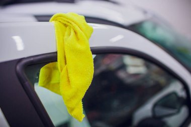 Adam arabanın kapısını bez, closeup ile Temizleme