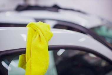 Adam arabanın kapısını bez, closeup ile Temizleme