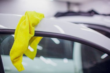 Adam arabanın kapısını bez, closeup ile Temizleme