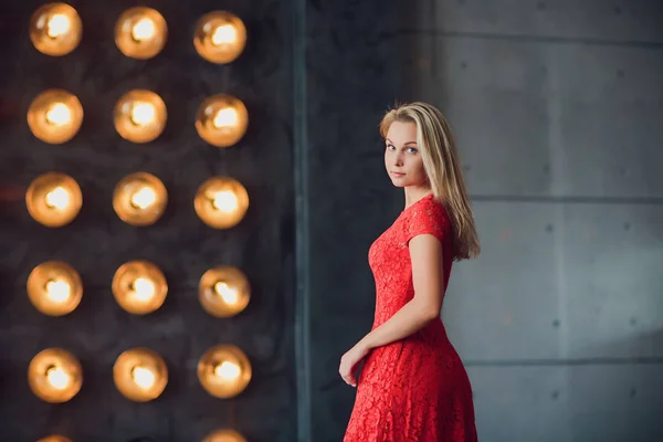 Vacances et concept de mode belle femme sexy en robe rouge sur fond de lumières — Photo