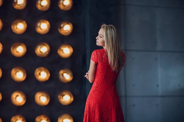 Vacances et concept de mode belle femme sexy en robe rouge sur fond de lumières — Photo