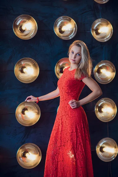 휴일 및 패션 개념-조명 배경 위에 빨간 드레스에 아름 다운 섹시 한 여자 — 스톡 사진