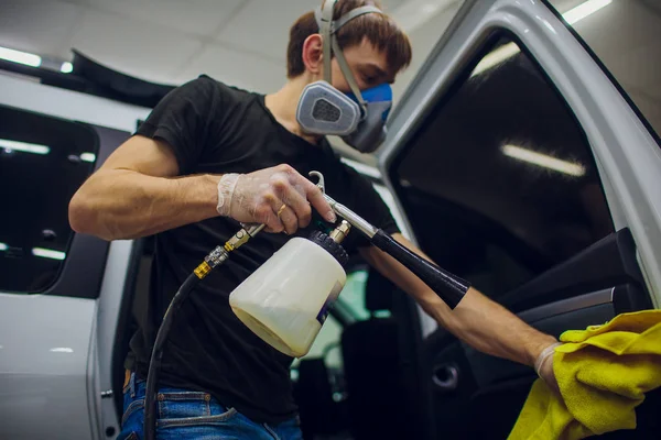 Knappe man schoonmaken van auto met hete stoom — Stockfoto