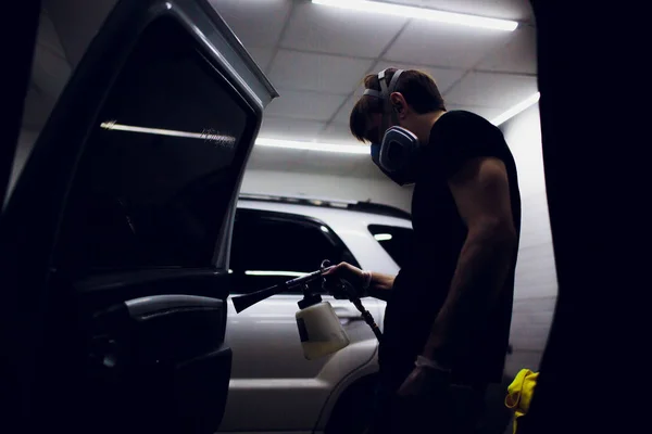 Knappe man schoonmaken van auto met hete stoom — Stockfoto