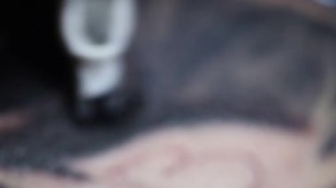 Profesyonel dövmeci dövme adam makro üzerinde yapar.