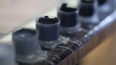Profesyonel dövmeci dövme adam makro üzerinde yapar.