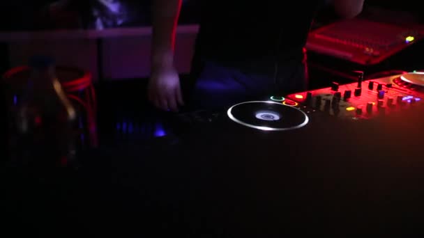 DJ kulaklık gece kulübü ile parti renkli ışık ve insanlar kalabalık arka planda altında. DJ aire parti açın. Gece parti Yalı — Stok video