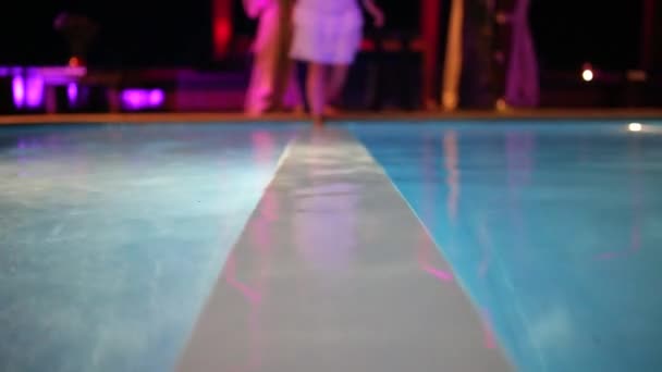 Bellissimi piedi femminili sui gradini della piscina. Donna in casual andare in piscina — Video Stock