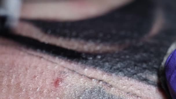 Professional tattoo artist makes tattoo on man macro — Stock Video