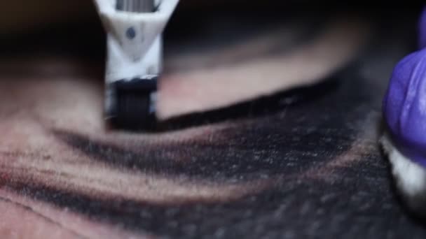 Profesionální tatér provede tetování na člověka makro