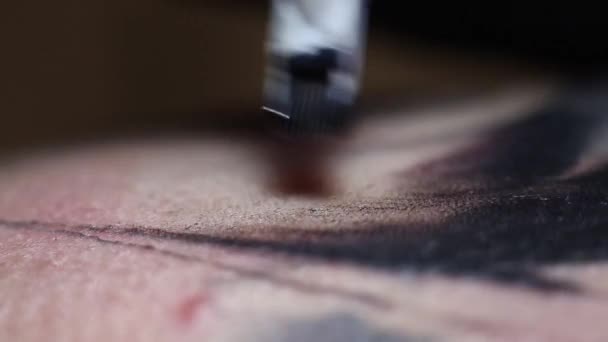 Professzionális tetováló művész teszi a tetoválás ember makró