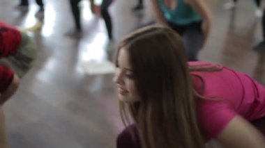 Güzel bir kız fitness devreye girer. jimnastik, spor yarışması