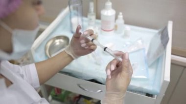 Hyaluronik asit enjeksiyon artırmak için alt dudak içine gerçek bir yöntemdir. Kontur. Güzellik enjeksiyonlari.