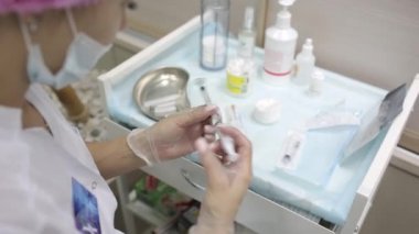 Hyaluronik asit enjeksiyon artırmak için alt dudak içine gerçek bir yöntemdir. Kontur. Güzellik enjeksiyonlari.