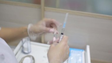Hyaluronik asit enjeksiyon artırmak için alt dudak içine gerçek bir yöntemdir. Kontur. Güzellik enjeksiyonlari.
