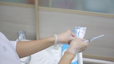 Hyaluronik asit enjeksiyon artırmak için alt dudak içine gerçek bir yöntemdir. Kontur. Güzellik enjeksiyonlari.