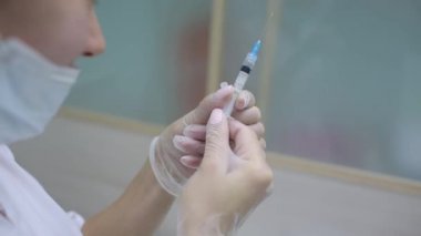 Hyaluronik asit enjeksiyon artırmak için alt dudak içine gerçek bir yöntemdir. Kontur. Güzellik enjeksiyonlari.