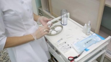 Hyaluronik asit enjeksiyon artırmak için alt dudak içine gerçek bir yöntemdir. Kontur. Güzellik enjeksiyonlari.