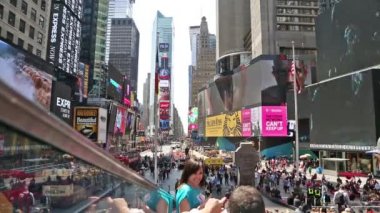 New york, New york, Usa. 2 Eylül 2016: Yaya alışveriş merkezleri tam bir yaz Cumartesi öğleden sonra kalabalık New York'taki Times Square'de 4 Eylül 2010.