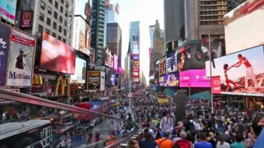 New york, New york, Usa. 2 Eylül 2016: Yaya alışveriş merkezleri tam bir yaz Cumartesi öğleden sonra kalabalık New York'taki Times Square'de 4 Eylül 2010.