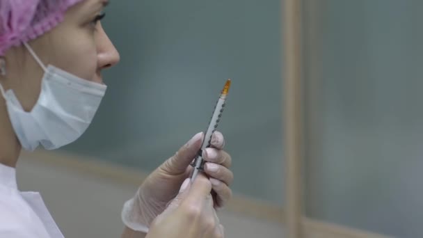 De feitelijke procedure is de injectie van hyaluronzuur in de onderste lip te verhogen. Contour. Injecties van schoonheid. — Stockvideo