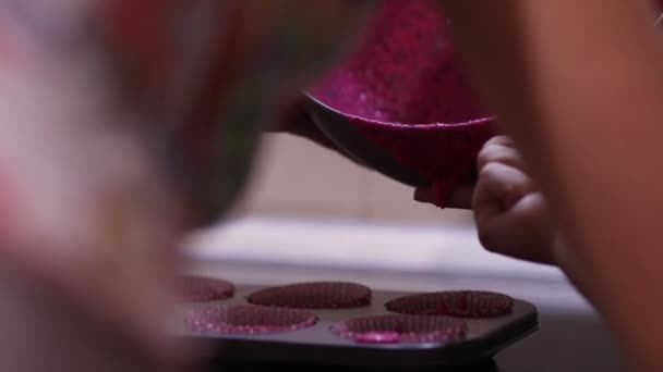 愛好家のための赤いビロードのケーキ — ストック動画