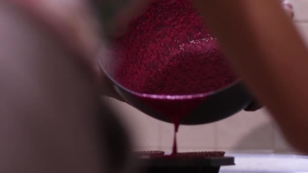 Червоний оксамитовий торт для закоханих — стокове відео