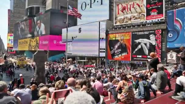 New York, New York, États-Unis. 2 septembre 2016 : Centres commerciaux pour piétons remplis de foule un samedi après-midi d'été à Times Square 4 septembre 2010 à New York . — Video