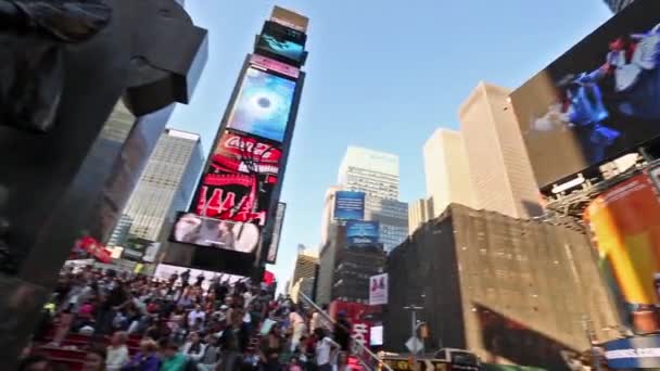 New york, New york, Usa. 2 september 2016: Fotgängare gallerior full av publiken på en sommar lördag eftermiddag i Times Square 4 September, 2010 i New York City. — Stockvideo