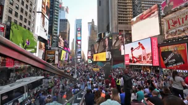 New york, New york, Usa. 2. září 2016: Pěší zóny plné davů na letní sobotní odpoledne na Times Square 4. září 2010 v New York City. — Stock video