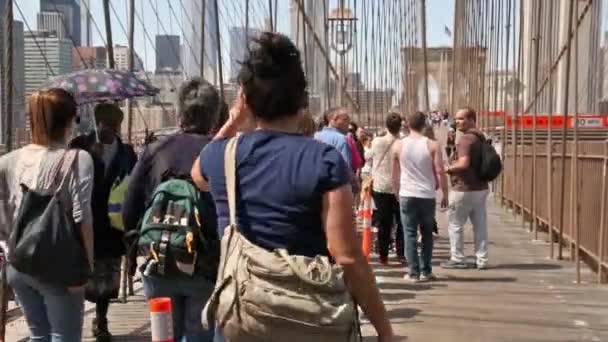 Nowy Jork, Nowy Jork, Usa. 2 września 2016: Empty Brooklyn Bridge, centralną perspektywę rano — Wideo stockowe