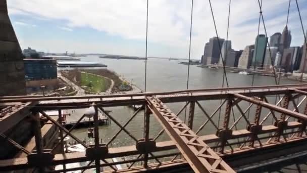 Нью-Йорк, Нью-Йорк, США. 2 сентября 2016: Пустой Бруклинский мост, центральная точка зрения утром — стоковое видео