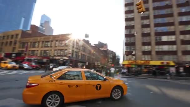 New York, New York, USA. 2. September 2016: Manhattan Straßenszene mit Dampf aus Kanaldeckel — Stockvideo