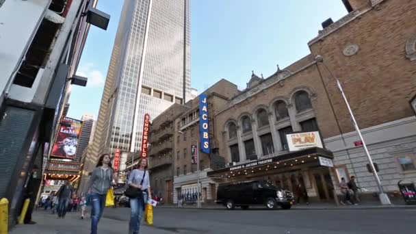 New York, New York, États-Unis. 2 septembre 2016 : Scène de rue Manhattan avec de la vapeur provenant de la couverture de trou d'homme — Video