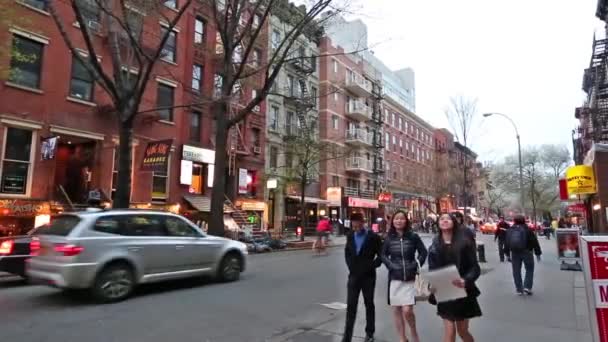 Nueva York, Nueva York, Estados Unidos. 2 de septiembre de 2016: Manhattan street scene with steam coming from manhole cover — Vídeos de Stock