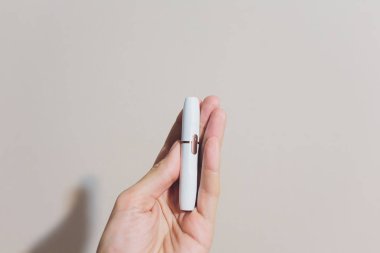 En yeni elektronik sigara, tütün sistem Iqos, yasaktır, beyaz aygıt Isıtma beyaz arka plan üzerinde izole.