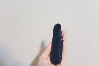En yeni elektronik sigara, tütün sistem Iqos, yasaktır, koyu mavi aygıt Isıtma beyaz arka plan üzerinde izole.
