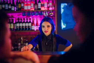 barmen kız mavi kokteyl saç arka plan çubuklu