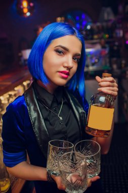 barmen kız mavi kokteyl saç arka plan çubuklu