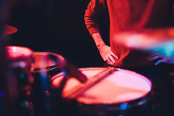 Menselijke handen spelen de trommel met de drumstick. — Stockfoto