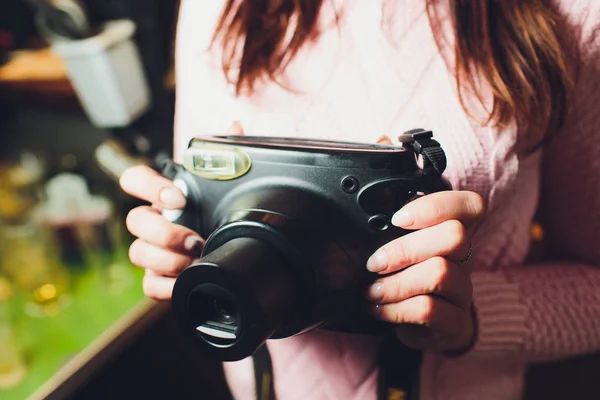 Dívka s vintage kamerou v rukou. — Stock fotografie
